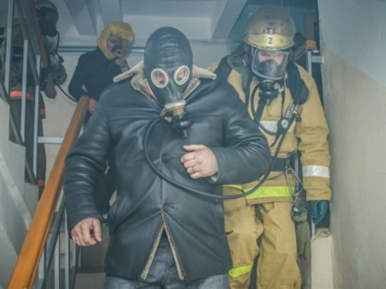 Ярцевские пожарные вывели 11 человек из горящего здания