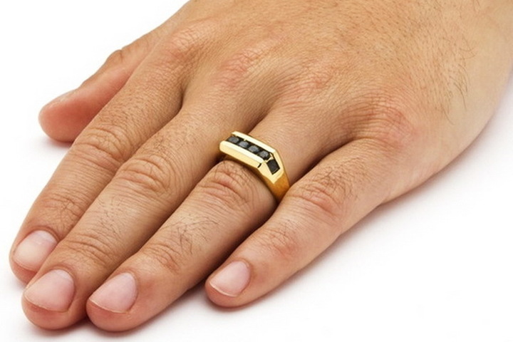 На какой руке пальце носят печатку. Кольцо на палец мужское. Мужское кольцо на мезинец. Золотое кольцо мужское. Печатка на палец мужская.