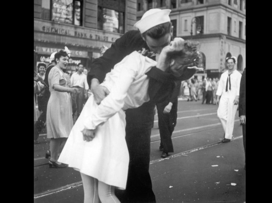 Скончался моряк, поцеловавший медсестру на Таймс-сквер в 1945 году