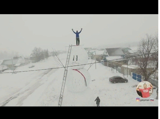 Житель Казани назвал своего гигантского снеговика «Снеголодоном»