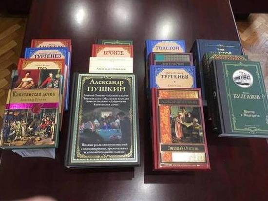 Глава Тамбовской области пополнил фонд Пушкинской библиотеки