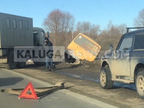 Школьный автобус слетел с сцепки и вылетел в кювет под Калугой