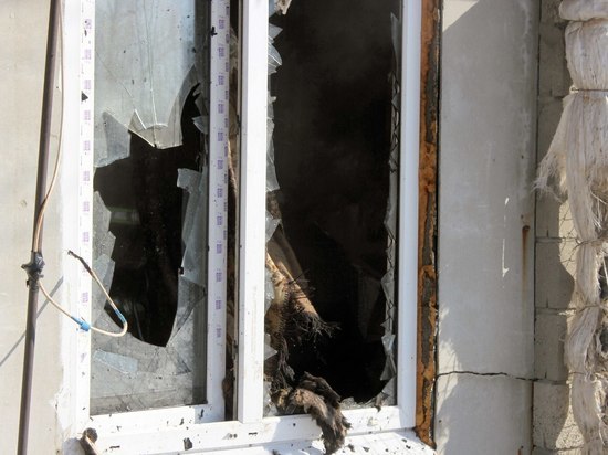Пытаясь найти возможную утечку газа, спасатели разбивали окна в квартирах, хозяев которых не было дома
