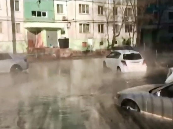 Одну из центральных улиц Хабаровска залило нечистотами