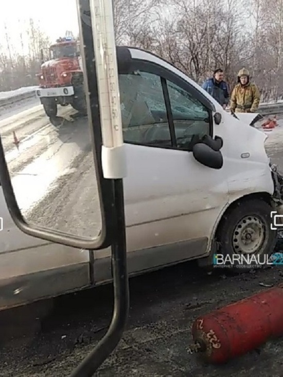 Иномарка сбила дорожных рабочих в пригороде Барнаула