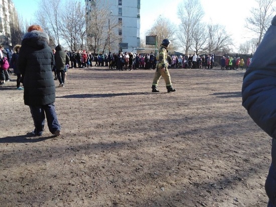 Снова эвакуация: в Ростове оцепили несколько школ из-за сообщений об опасных предметах