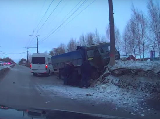 В Чебоксарах неуправляемый КамАЗ врезался в столб, водитель скончался