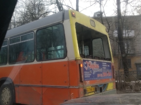 Пьяный пскович разбил стекло в городском автобусе