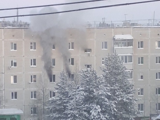 Двухкомнатная квартира загорелась в пятиэтажке в Ноябрьске