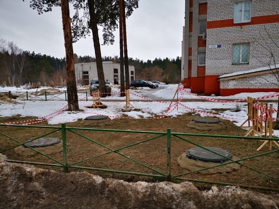 Опасные шахты на улице Ткача в Твери закрыли люками и щитами