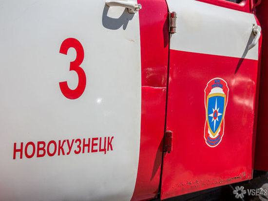 В Новокузнецке пожарные спали четверых человек из горящего дома