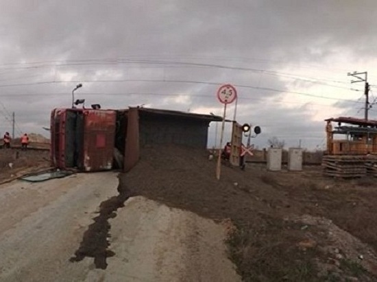 Сошел с рельсов и опрокинулся на бок: авария на ж/д переезде в Крыму