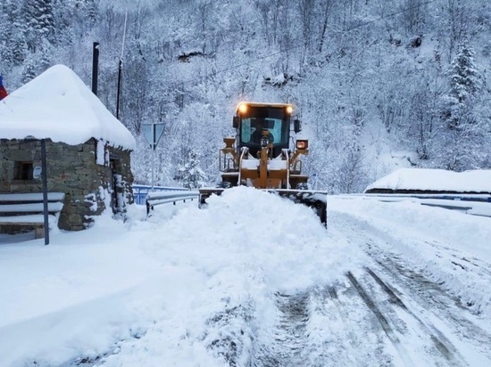 Движение на дорогах горных районов Чечни восстановили после снегопада