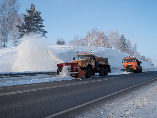 Алтайские дорожники чистят трассы от снега в усиленном режиме