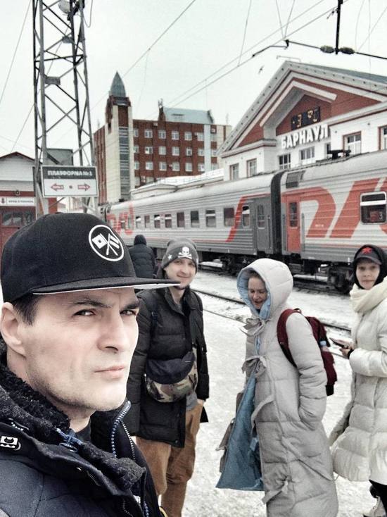 Известный российский актер Александр Дьяченко сделал селфи в Барнауле