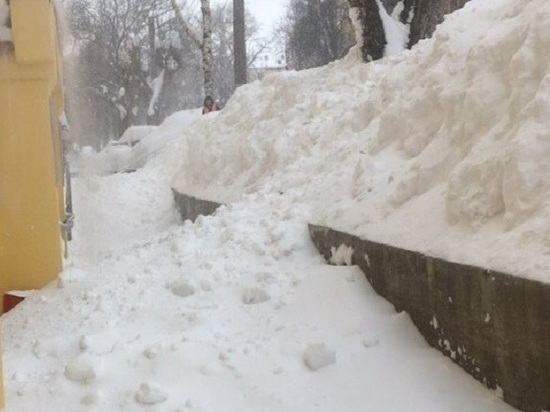 За груды снега на тротуарах УК будут лишать лицензий