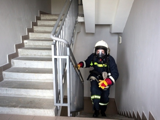 Пожарные спасли семерых из горящего дома в центре Новосибирска