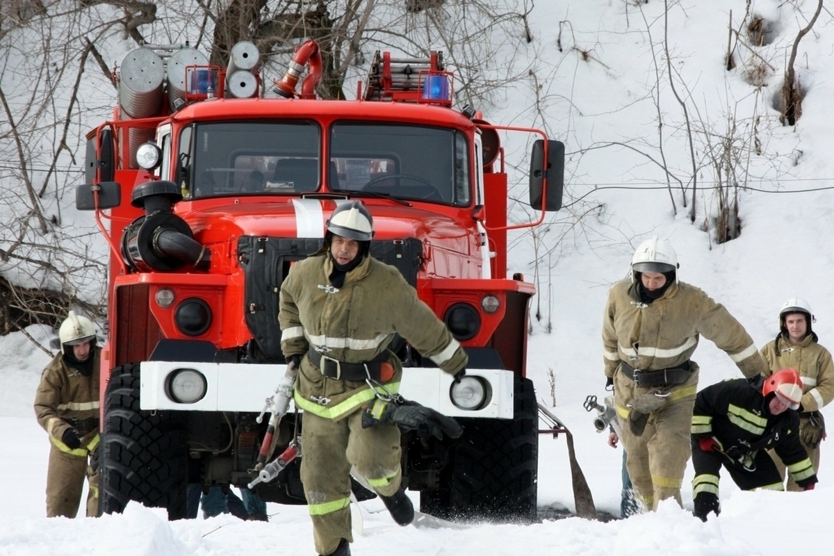 Пожарный выезд. Пожарная машина зимой. Пожарный на пожаре зимой. Пожарный автомобиль зима. МЧС пожарная машина зима.