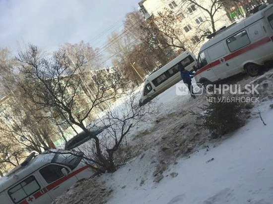 Машина скорой помощи в Ульяновске буксовала в снегу 40 минут