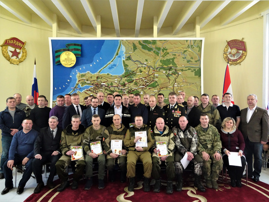В Калининграде наградили поисковиков, нашедших медаль ветерана из Челябинска
