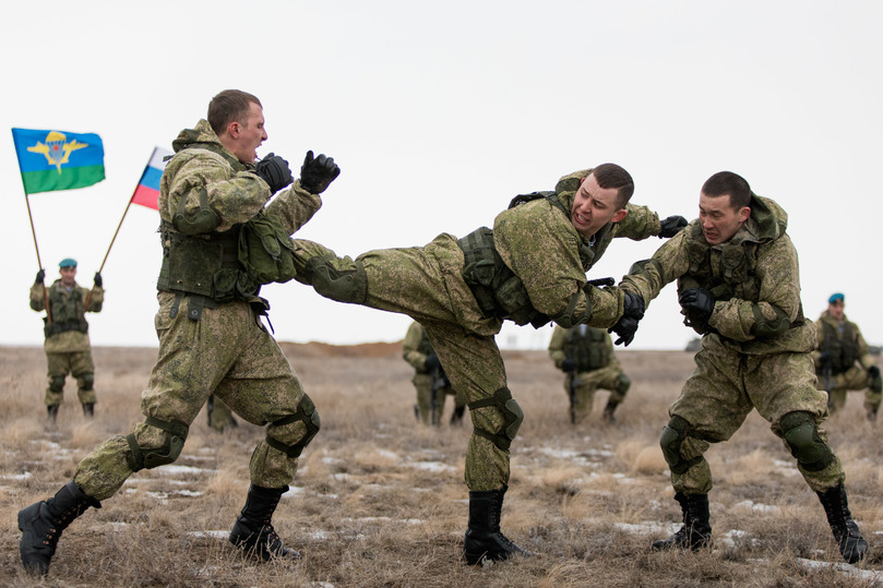 Силен в бою. Десантники на полигоне. Воинская часть Прудбой. Волгоград полигон десантников в Камышине. Андрей Бочаров десантник.