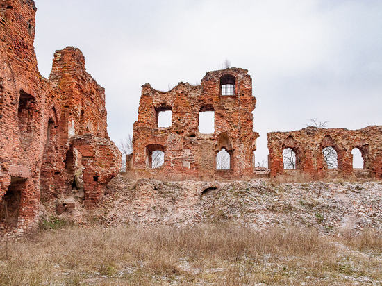 Бывшая цитадель Тевтонского ордена в центре маленького городка Неман, что на востоке Калининградской области, ныне представляет собой печальные руины.