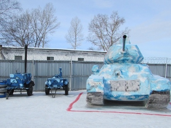 Новокузнецкие заключённые построили снежный танк
