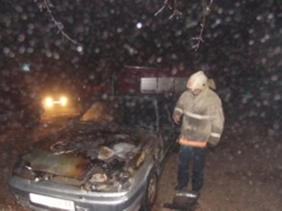 21 февраля в Ивановской области горели автомобиль и фонарь у здания
