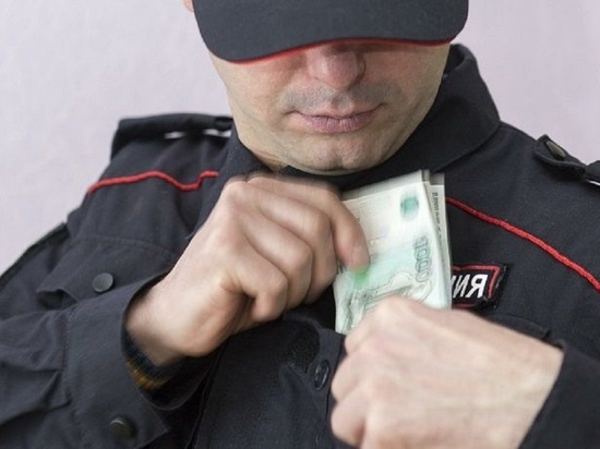 Полицейский из Каневского района требовал с одной семьи две взятки