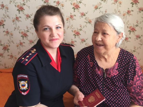 85-летняя пенсионерка получила загранпаспорт для переезда из Красноярска