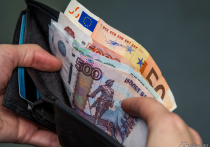 В январе 36-летняя женщина заметила у стойки кассы портмоне с банковской картой и решила потратить деньги по своему усмотрению: накупила в магазинах товаров на 4 тысячи рублей