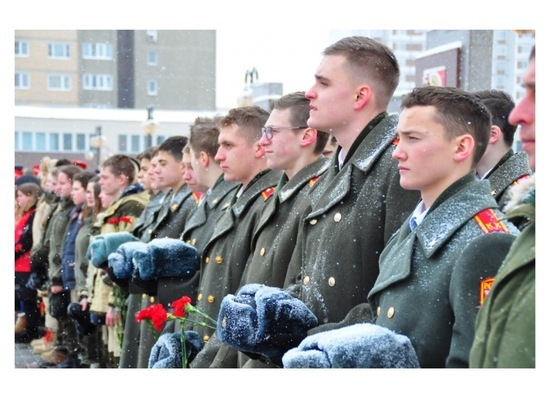 В Серпухове горожане почтили память павших героев