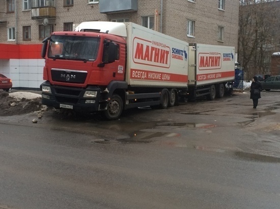 Житель Смоленска пожаловался на водителей "магнитовских" грузовиков