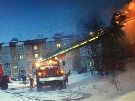 Пожарные вывели из горящего дома десять детей в Надымском районе
