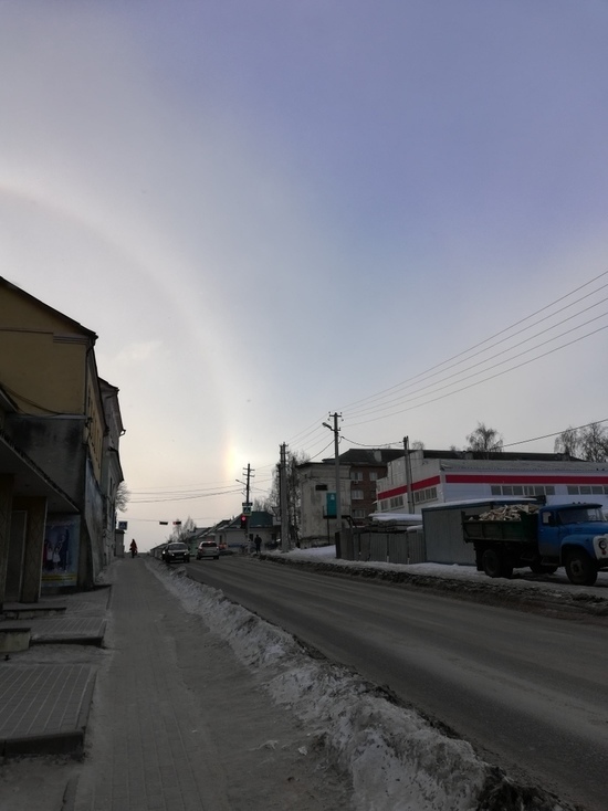 Жители Рославля наблюдали в небе необычное оптическое явление
