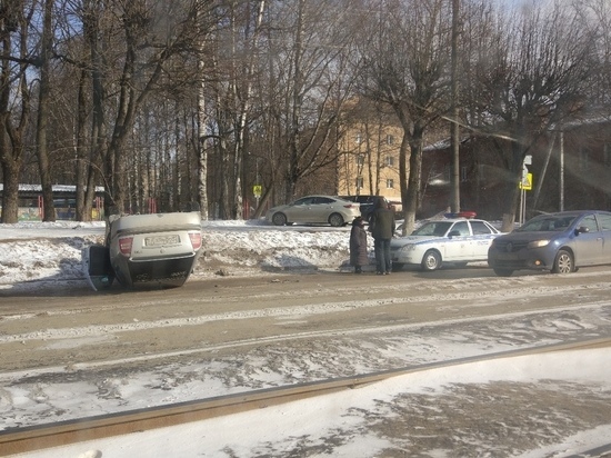 В Смоленске на Багратиона перевернулся автомобиль