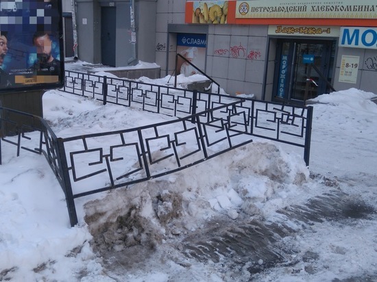 Чугунную ограду на проспекте Ленина в Петрозаводске буквально порвали