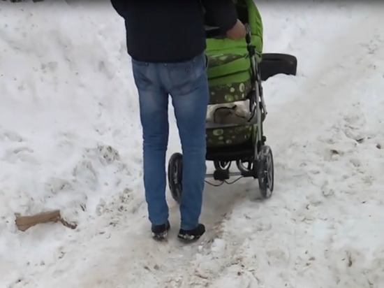 Ульяновец с коляской продемонстрировал качество уборки снега