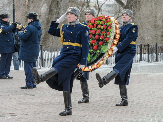 В Воронеже возложили венки к могиле Неизвестного солдата