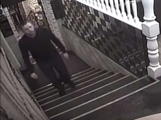 Чебоксарские полицейские ищут мужчину, укравшего телефон из кафе