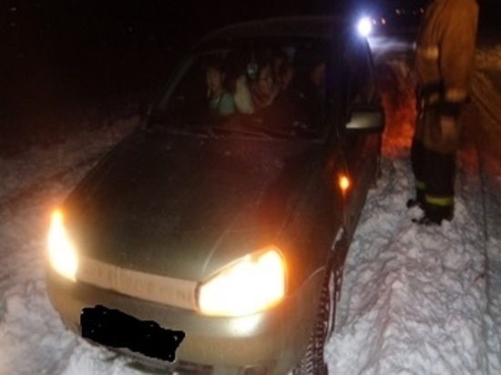 В Новоорске в снежном плену оказались 12 взрослых и пятеро детей
