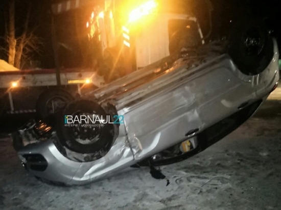 Машина опрокинулась после аварии в Барнауле