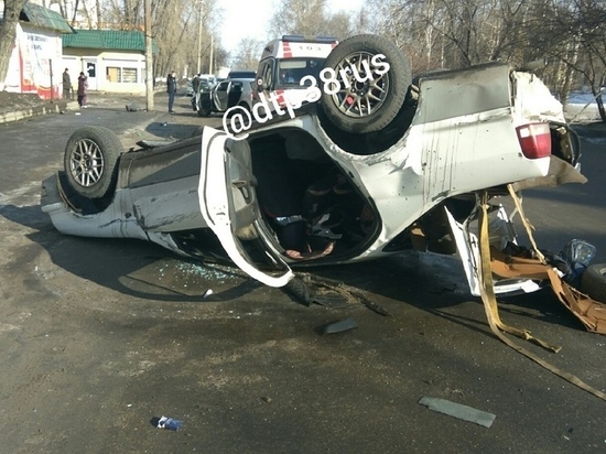 Автомобиль перевернулся на улице Новаторов в Иркутске-2