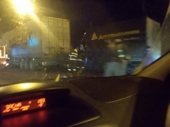 На окружной дороге в Твери грузоперевозчик разбился о фуру