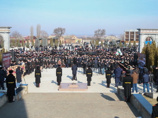 Тысячи человек вышли на митинг в годовщину депортации в Ингушетии