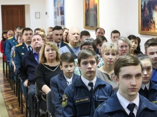 Школьнику из Волгограда, искавшему лекарство маме, вручили медаль