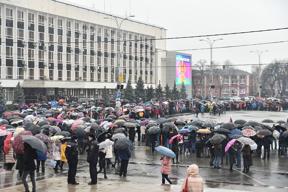 Флаг Кубани подняли над площадью в честь 100-летия