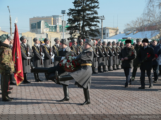 Цветы к Мемориалу Славы возложили в Барнауле к 23 февраля