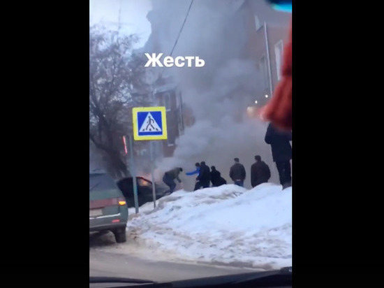 Загоревшийся в центре Узловой Тульской области автомобиль пытались потушить снегом