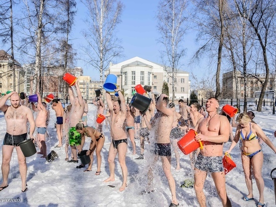 В Новокузнецке прошли массовые обливания и купание в снегу